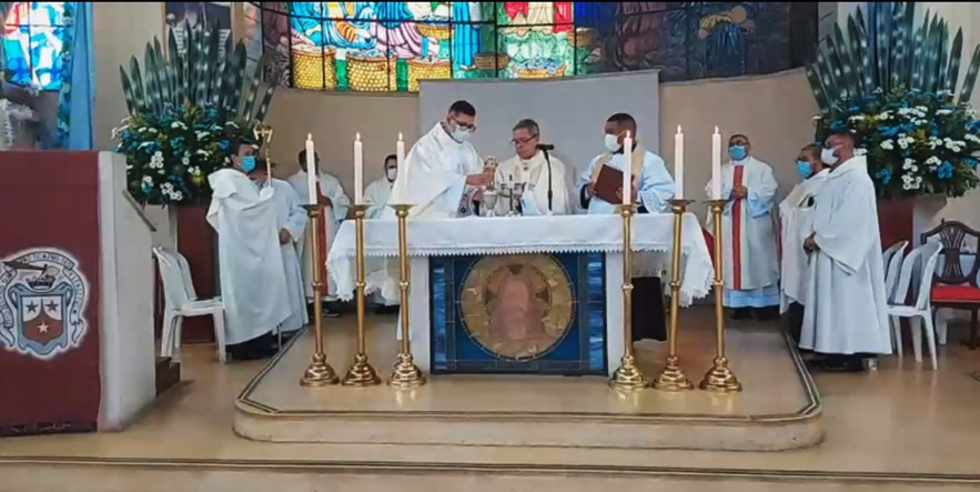 en el altar