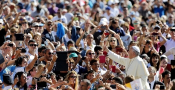 https://arquimedia.s3.amazonaws.com/27/sacerdotes/el-papa-rodeado-de-fielesjpg.jpg